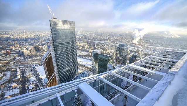 Каток на крыше небоскреба Око в Москва-Сити