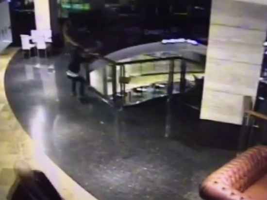 Падение студента с четвертого этажа «Афимолл Сити» попало на видео