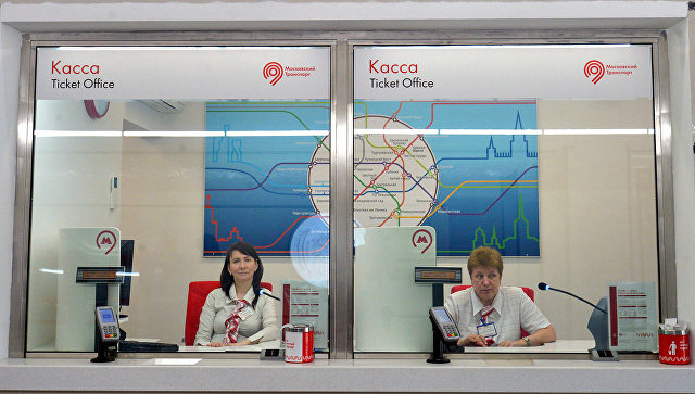 Кассы в вестибюле одной из станций метро в Москве. Архивное фото