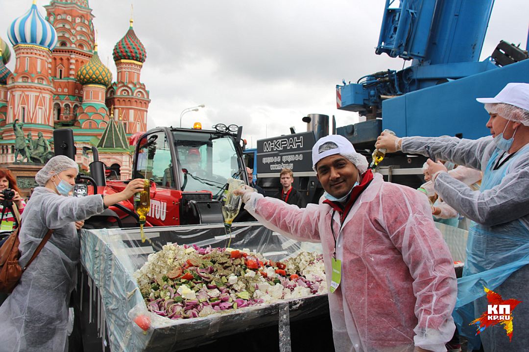 На Красной площади в сентябре нарезали 20 тонн 100 килограммов греческого салата Фото: Алиса ТИТКО